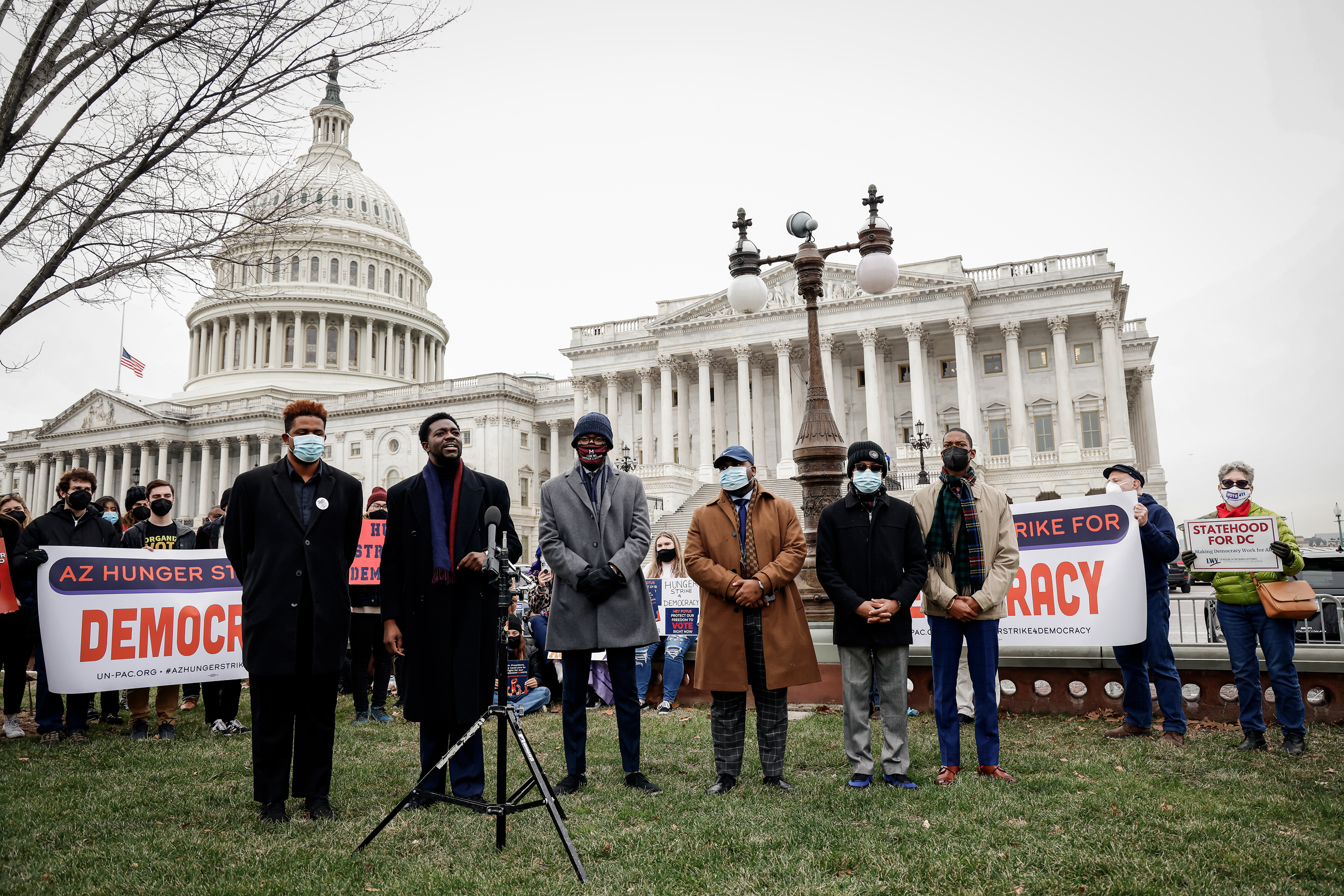 Mục sư Stephen A. Green (ở giữa) của Faith for Black Lives tham gia cùng những người tuyệt thực và các nhà hoạt động tại một cuộc họp báo trước Tòa nhà Quốc hội Hoa Kỳ để yêu cầu Thượng viện thông qua một dự luật bầu cử liên bang, vào ngày 13/01/2022. (Ảnh: Paul Morigi/Getty Images cho Un-PAC)
