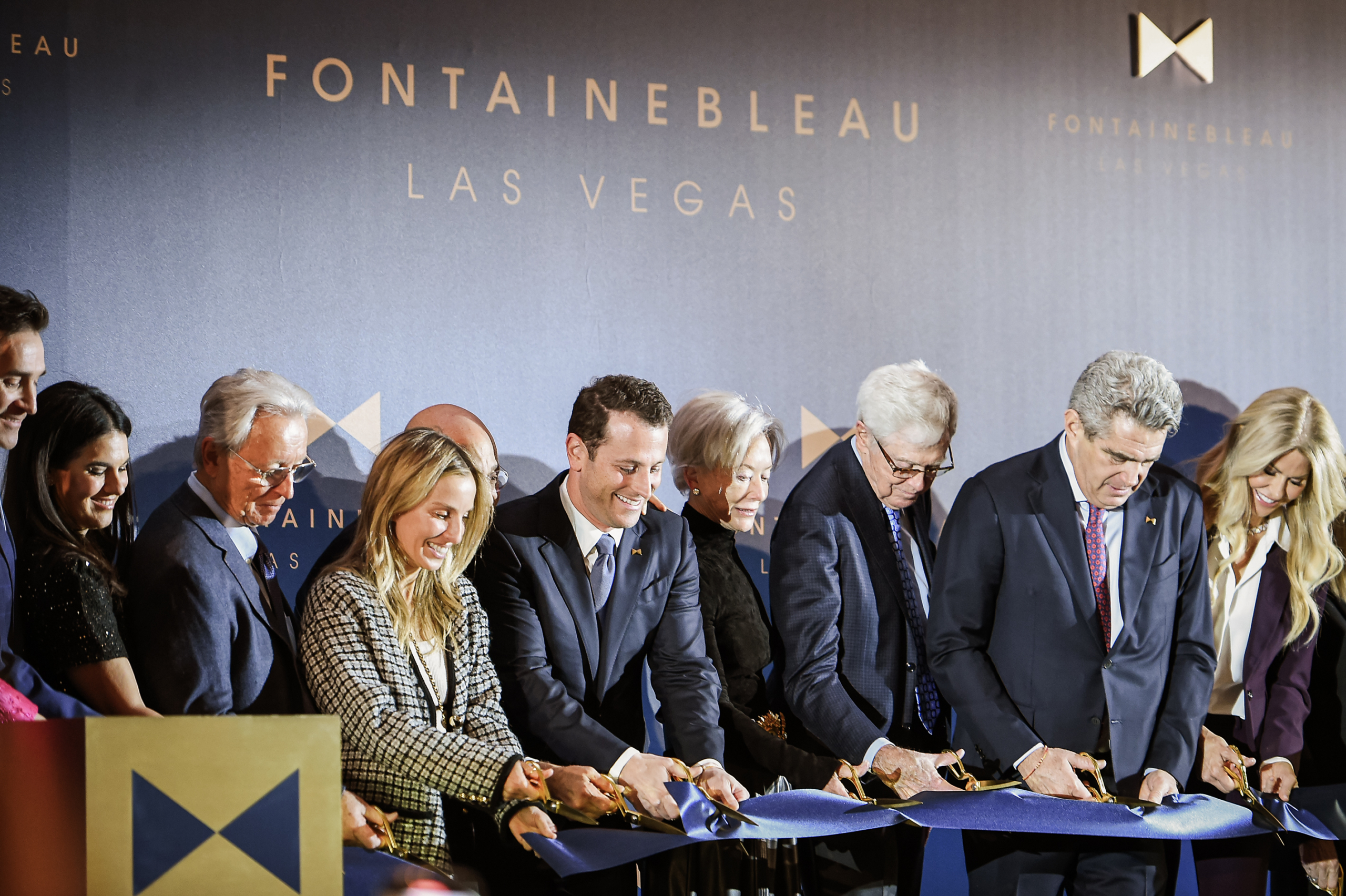 Ông Charles Koch, Giám đốc điều hành của Koch Industries (thứ ba từ phải sang) và các quan chức của Fontainebleau tham gia một sự kiện cắt băng khánh thành ở Las Vegas vào ngày 13/12/2023. (Ảnh: Vivien Killilea/Getty Images for Fontainebleau Las Vegas)