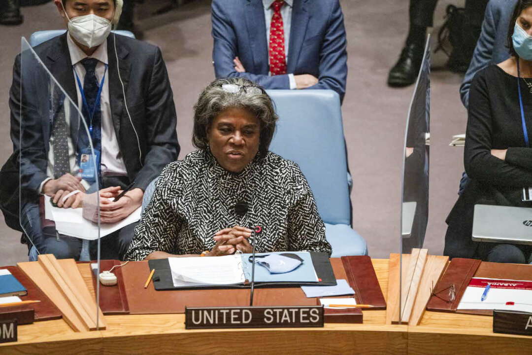 Bà Linda Thomas-Greenfield, đại sứ Hoa Kỳ tại Liên Hiệp Quốc, nói trong cuộc họp của Hội đồng Bảo an Liên Hiệp Quốc tại trụ sở Liên Hiệp Quốc ở thành phố New York, vào ngày 25/02/2022. (Ảnh: David Dee Delgado/Getty Images)