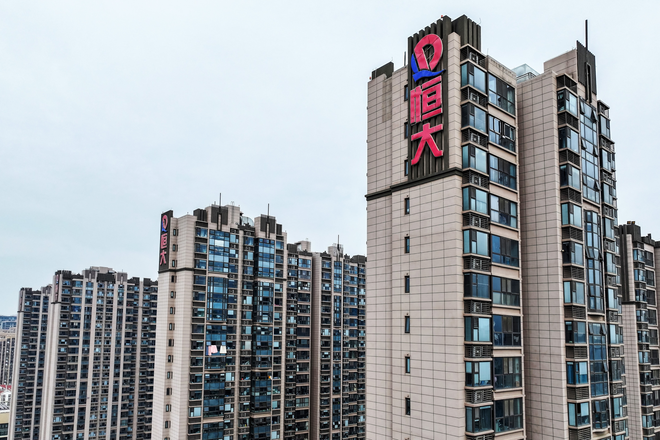 Logo của Evergrande (Hằng Đại) được gắn trên các tòa nhà dân cư ở Nam Kinh, tỉnh Giang Tô, Trung Quốc, hôm 25/10/2023. (Ảnh: STR/AFP qua Getty Images)