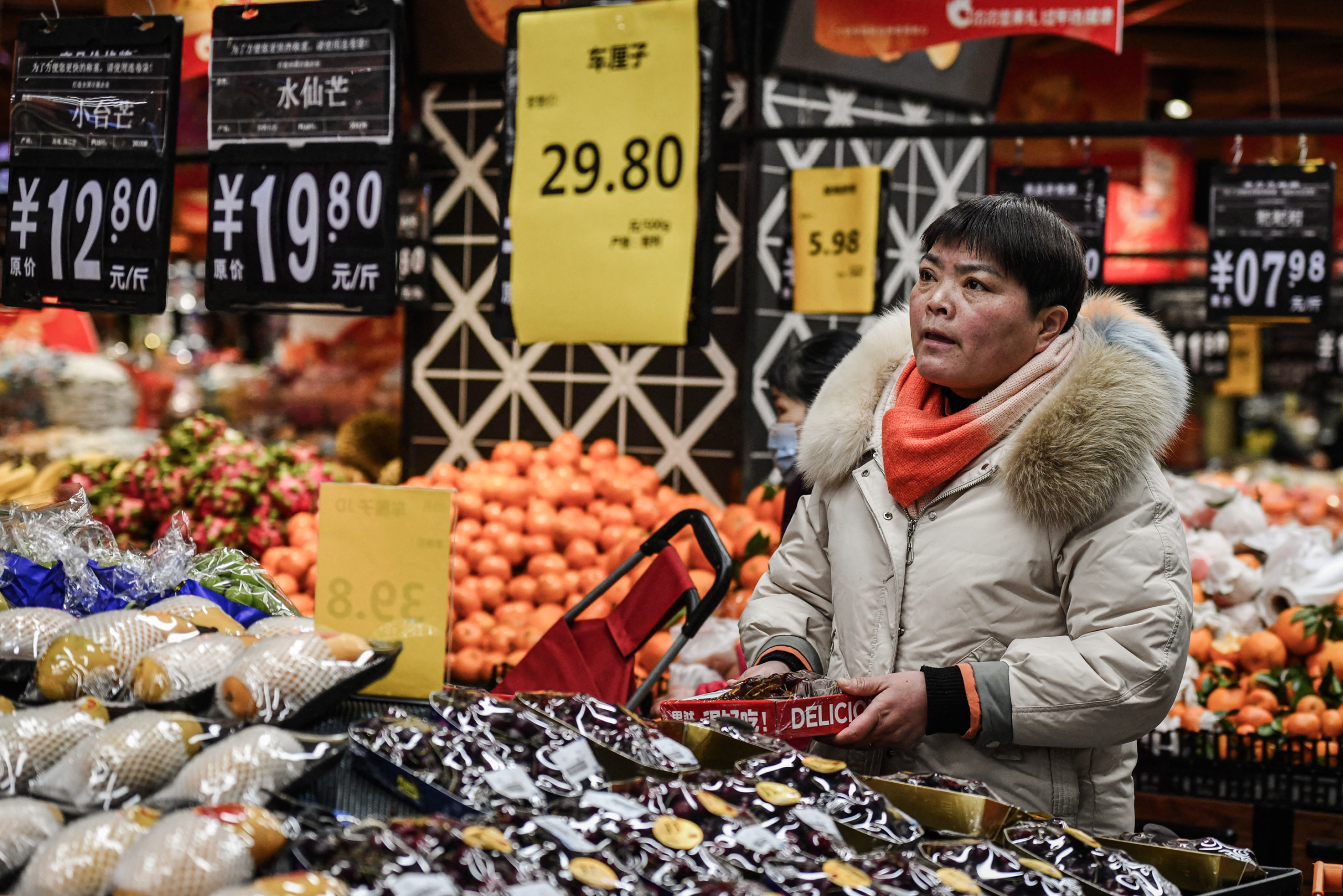 Một khách hàng mua trái cây và rau quả tại một siêu thị ở thành phố Phụ Dương, tỉnh An Huy, miền đông Trung Quốc, hôm 08/02/2024. (Ảnh: STR/AFP qua Getty Images)