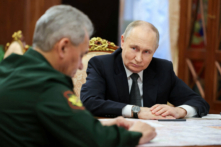 Tổng thống Nga Vladimir Putin lắng nghe Bộ trưởng Quốc phòng Sergei Shoigu trong cuộc gặp ở Moscow, Nga, hôm 20/02/2024. (Ảnh: Sputnik/Alexander Kazakov/Pool via Reuters)
