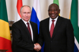 Tổng thống Nam Phi, ông Cyril Ramaphosa (bên phải), gặp Tổng thống Nga, ông Vladimir Putin, trước cuộc gặp với các nhà lãnh đạo Phi châu tại Cung điện Constantine (Konstantinovsky) ở Strelna, ngoại ô Saint Petersburg vào ngày 19/06/2023. (Ảnh: Ramil Sitdikov/Ria Novosti/AFP qua Getty Images)