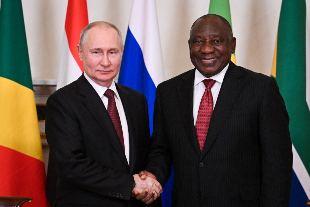 Tổng thống Nam Phi, ông Cyril Ramaphosa (bên phải), gặp Tổng thống Nga, ông Vladimir Putin, trước cuộc gặp với các nhà lãnh đạo Phi châu tại Cung điện Constantine (Konstantinovsky) ở Strelna, ngoại ô Saint Petersburg vào ngày 19/06/2023. (Ảnh: Ramil Sitdikov/Ria Novosti/AFP qua Getty Images)