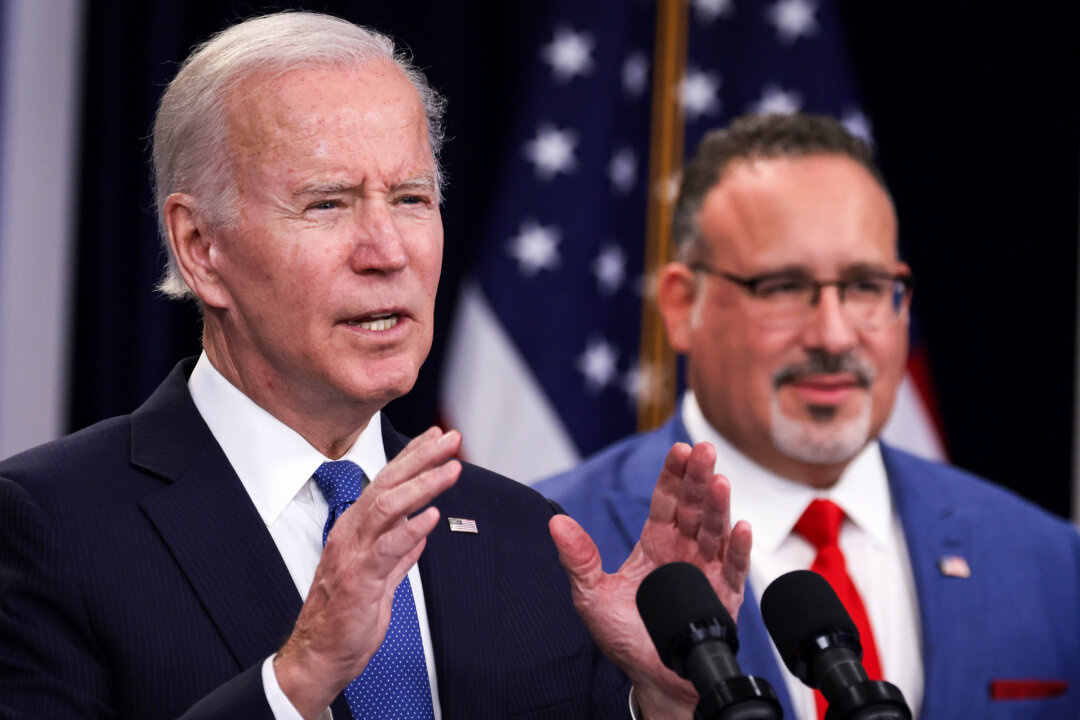 Tổng thống Joe Biden nói về một kế hoạch xóa nợ sinh viên trước đây trong lúc Bộ trưởng Giáo dục Miguel Cardona đang lắng nghe tại Hoa Thịnh Đốn vào ngày 17/10/2022. (Ảnh: Alex Wong/Getty Images)