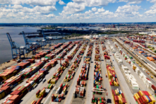 Các container vận chuyển được xếp chồng lên nhau tại Cảng Baltimore, vào ngày 12/08/2022. (Ảnh: Julio Cortez/AP Photo)