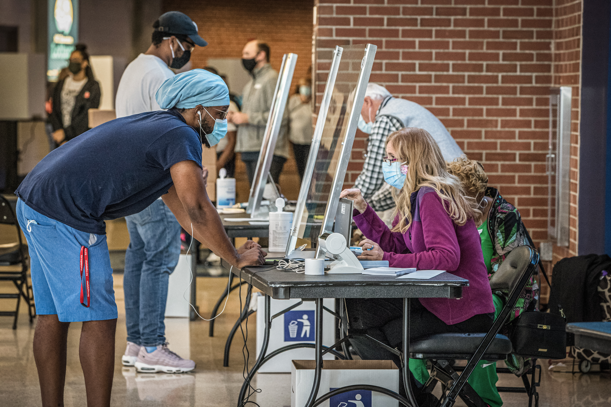 Một nhân viên phòng phiếu trợ giúp cử tri trong ngày đầu tiên bỏ phiếu sớm ở Charlotte, North Carolina, vào ngày 15/10/2020. (Ảnh: Grant Baldwin/AFP qua Getty Images)