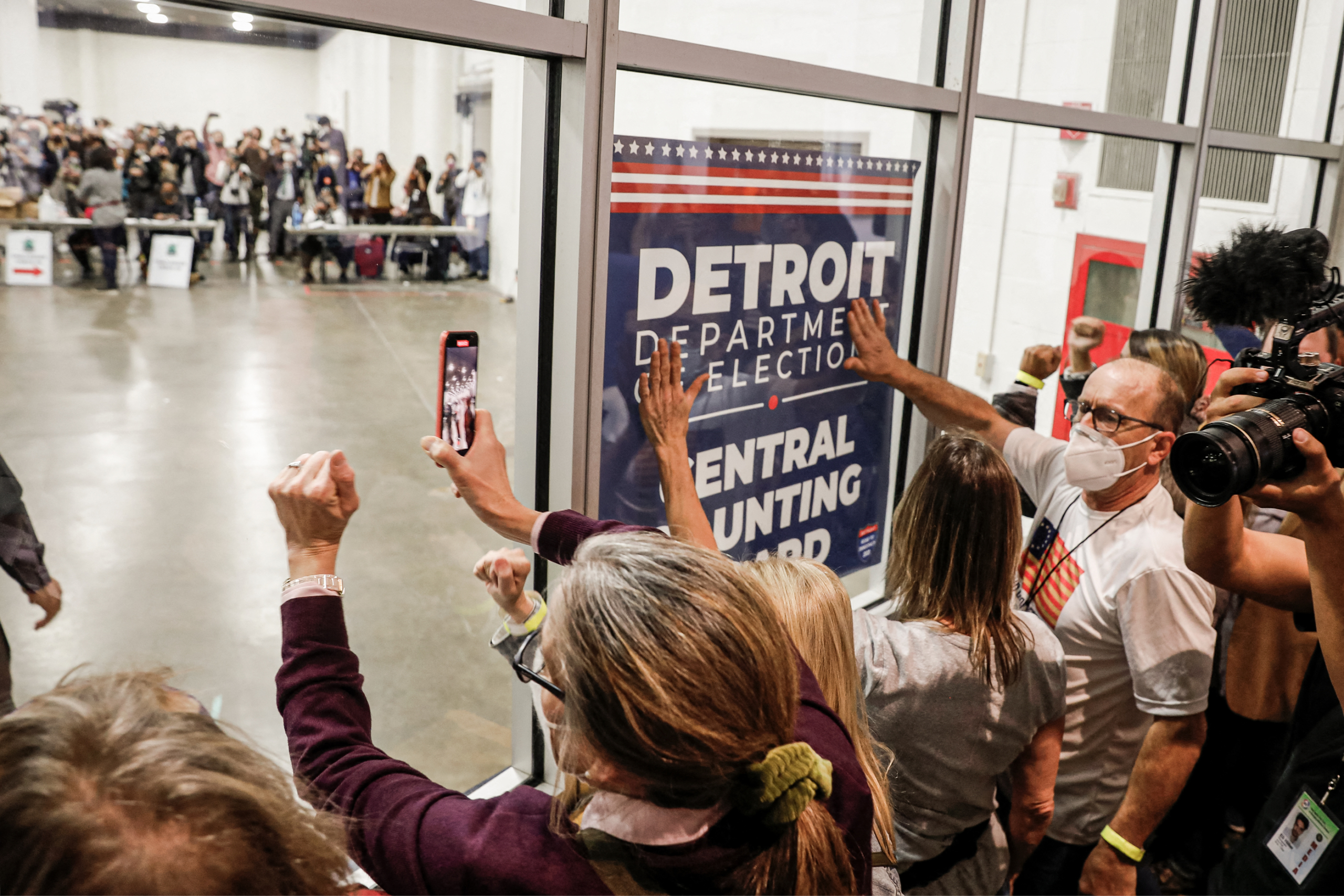 Người dân đập vào cửa kính và hô khẩu hiệu bên ngoài căn phòng nơi các lá phiếu khiếm diện cho cuộc tổng tuyển cử năm 2020 đang được kiểm đếm tại Trung tâm TCF ở Detroit, vào ngày 04/11/2020. (Ảnh: Jeff Kowalsky/AFP qua Getty Images)