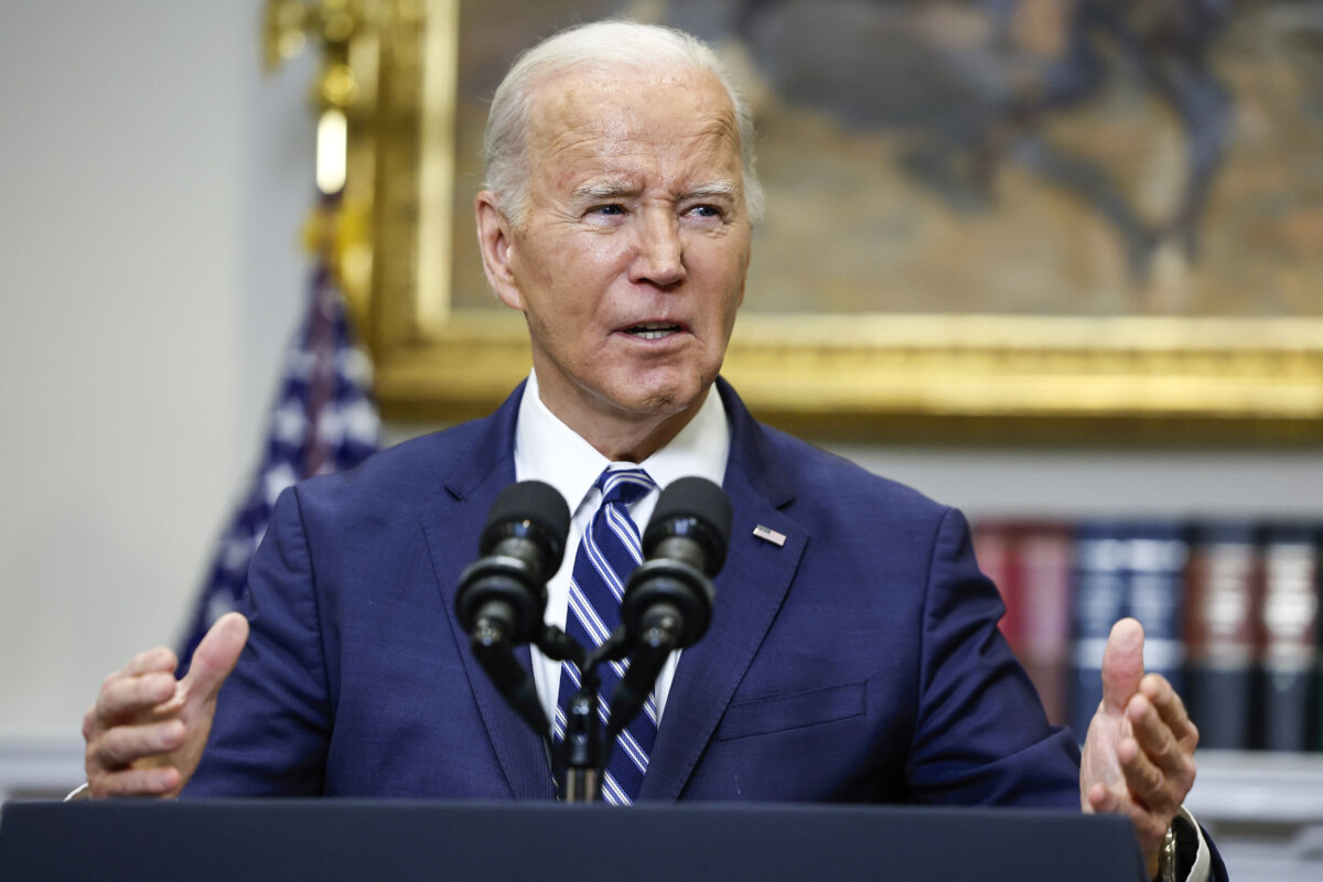 Tổng thống Joe Biden đưa ra bình luận về vụ tử vong của ông Alexei Navalny từ Phòng Roosevelt của Tòa Bạch Ốc, hôm 16/02/2024. (Ảnh: Anna Moneymaker/Getty Images)