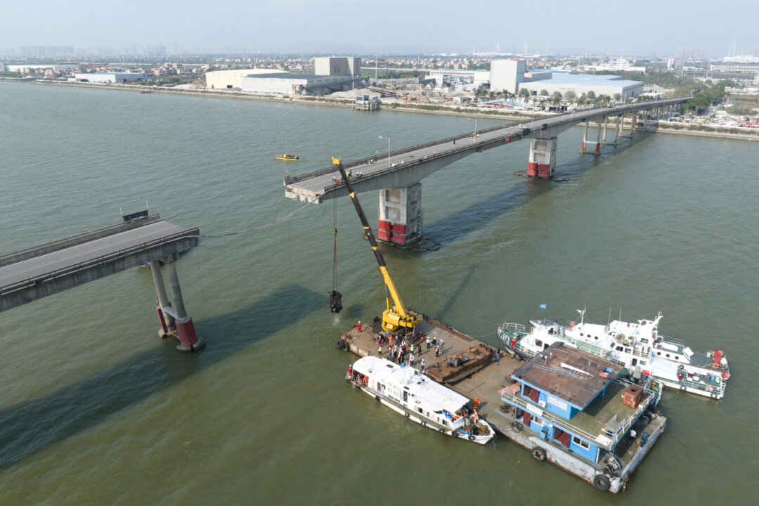 Nơi sà lan container đụng sập cầu Lịch Tâm Sa, khiến xe cộ rơi xuống sông, tại Quảng Châu, tỉnh Quảng Đông, Trung Quốc, hôm 22/02/2024. (Ảnh: Trung Quốc Nhật Báo qua Reuters)