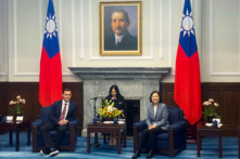 Dân biểu Hoa Kỳ Mike Gallagher (Cộng Hòa-Wisconsin) gặp gỡ Tổng thống Đài Loan Thái Anh Văn tại dinh tổng thống ở Đài Bắc, Đài Loan, hôm 22/02/2024. (Ảnh: Ben Blanchard/Reuters)