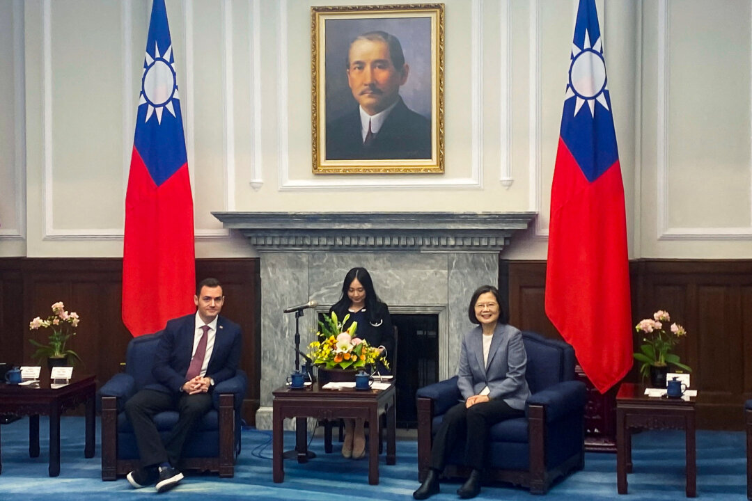 Dân biểu Hoa Kỳ Mike Gallagher (Cộng Hòa-Wisconsin) gặp gỡ Tổng thống Đài Loan Thái Anh Văn tại dinh tổng thống ở Đài Bắc, Đài Loan, hôm 22/02/2024. (Ảnh: Ben Blanchard/Reuters)