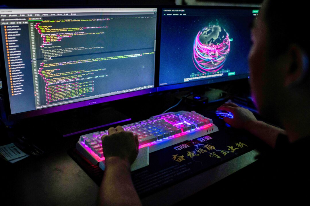 Một hacker sử dụng máy điện toán ở Đông Quản, tỉnh Quảng Đông phía nam Trung Quốc, vào ngày 04/08/2020. (Ảnh: Nicolas Asfouri/AFP qua Getty Images)