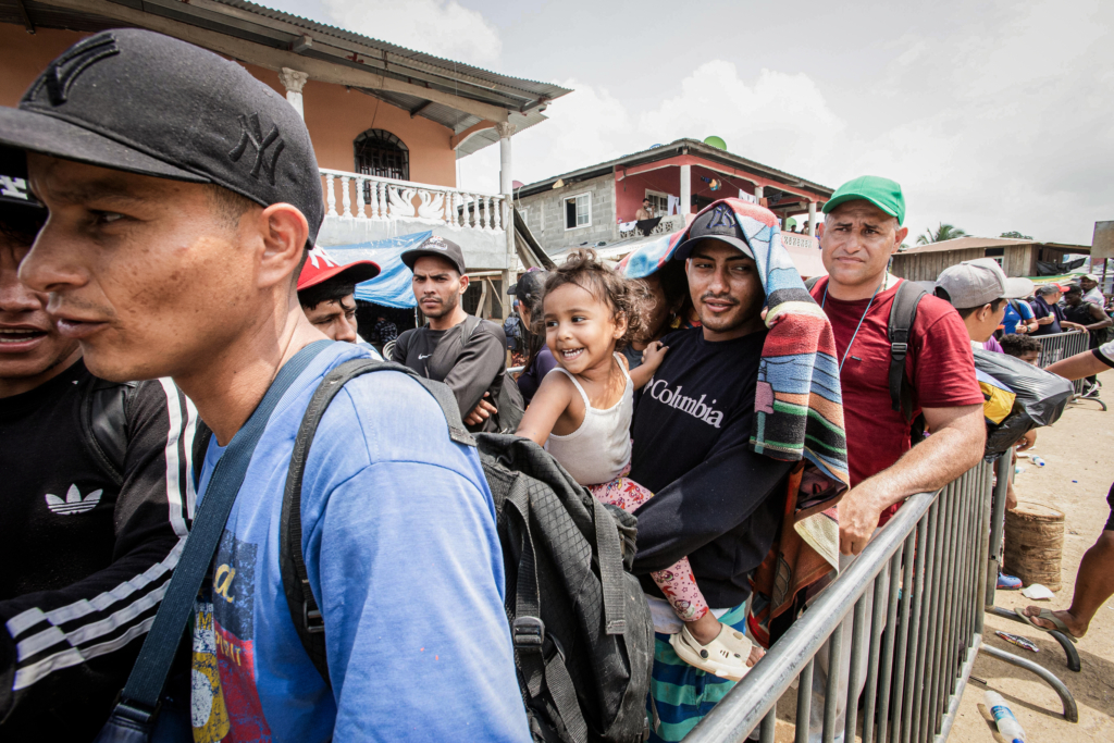 Người di cư từ Venezuela xếp hàng làm thủ tục xin tị nạn ở trại Bajo Chiquito thuộc khu vực Darien Gap, Panama. (Ảnh: Bobby Sanchez cung cấp cho The Epoch Times)