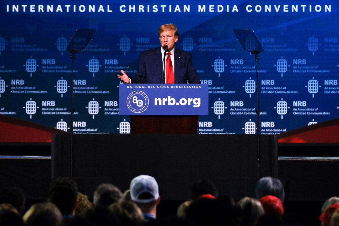 Cựu Tổng thống kiêm ứng cử viên tổng thống năm 2024 Donald Trump nói chuyện với các đài truyền hình Cơ đốc giáo tại Hội nghị Truyền thông Cơ đốc giáo Quốc tế của Đài Truyền hình Tôn giáo Quốc gia (NRB) ở Nashville, Tennessee, hôm 22/02/2024. (Ảnh: Kevin Wurm/AFP qua Getty Images)