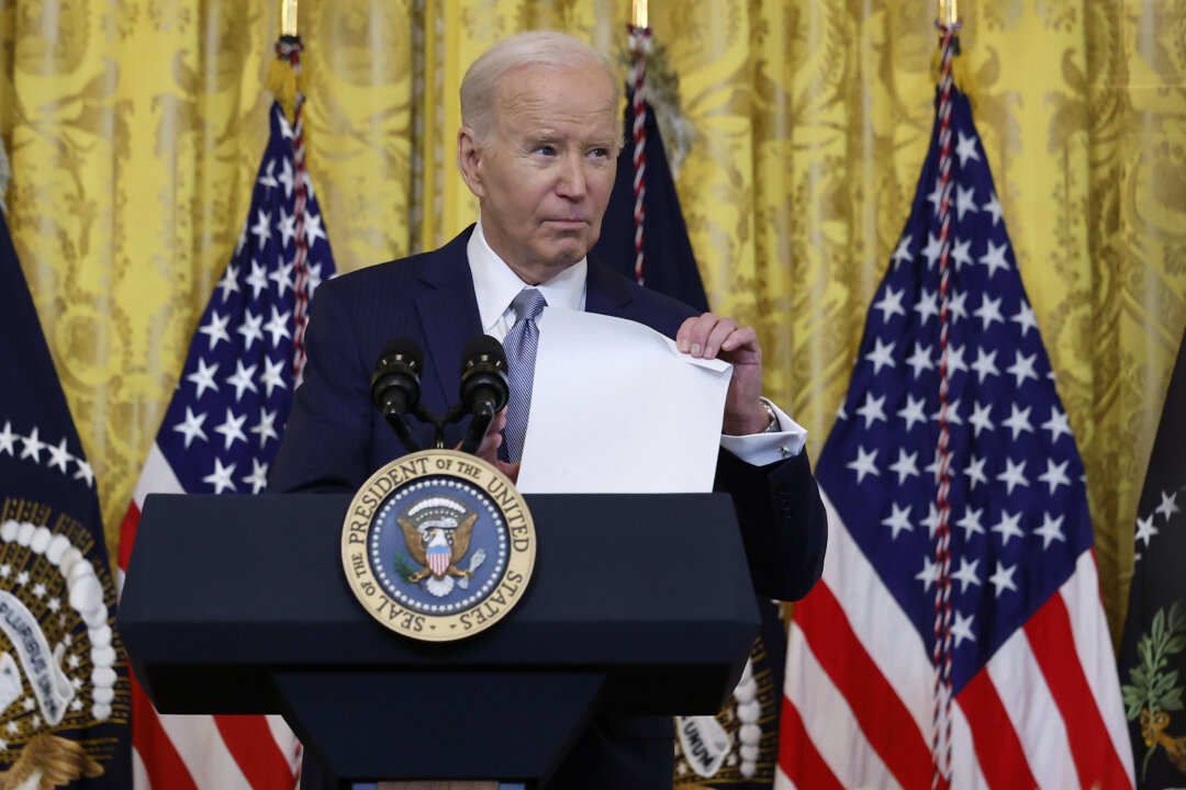 Tổng thống Joe Biden nói chuyện với các thống đốc trên toàn quốc trong một sự kiện ở Phòng phía Đông của Tòa Bạch Ốc tại Hoa Thịnh Đốn, hôm 23/02/2024. (Ảnh: Chip Somodevilla/Getty Images)