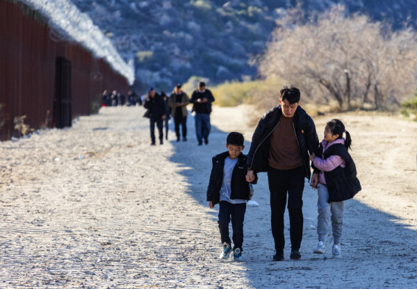 Những người Trung Quốc nhập cư bất hợp pháp đi tới một trại trước khi được các nhân viên Tuần tra Biên giới giải quyết trường hợp của họ ở Jacumba, California, hôm 06/12/2023. (Ảnh: John Fredricks/The Epoch Times)