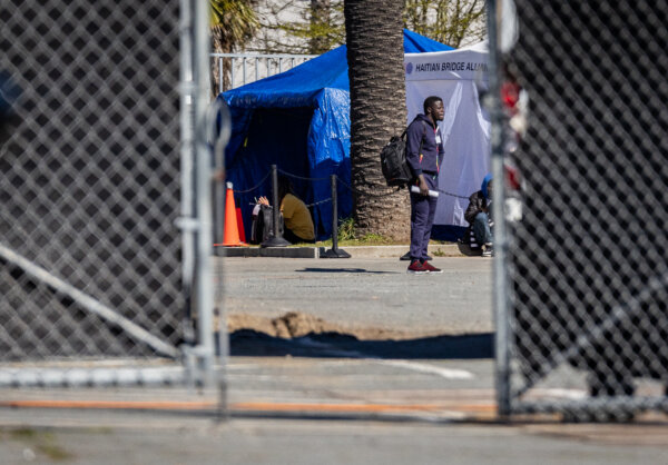 Những người nhập cư bất hợp pháp sử dụng các dịch vụ tạm trú do một tổ chức bất vụ lợi ở San Diego, California cung cấp hôm 22/02/2024. (Ảnh: John Fredricks/The Epoch Times)