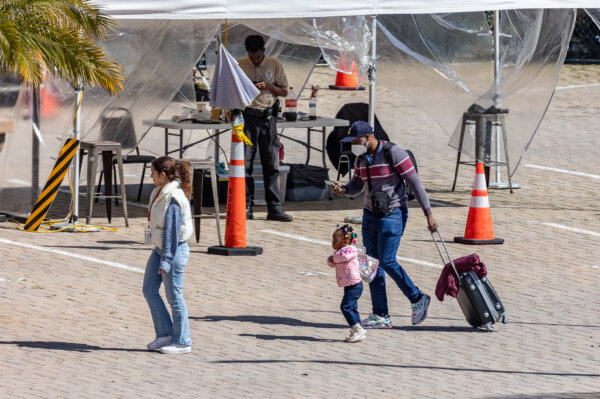 Những người nhập cư bất hợp pháp sử dụng các dịch vụ ở tạm do một tổ chức bất vụ lợi ở San Diego, California cung cấp hôm 22/02/2024. (Ảnh: John Fredricks/The Epoch Times