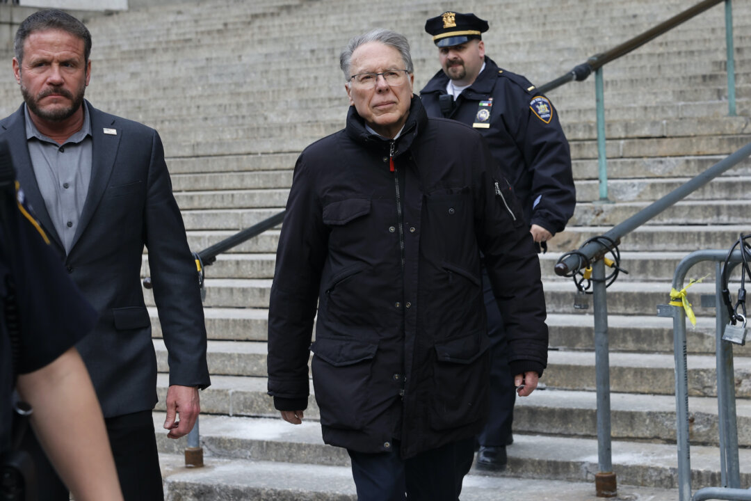 Cựu Giám đốc điều hành của Hiệp hội Súng trường Quốc gia (NRA) Wayne LaPierre rời Tòa án Tối cao tiểu bang New York, hôm 21/02/024. (Ảnh: Michael M. Santiago/Getty Images)