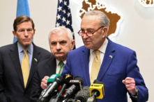 Lãnh đạo Đa số Thượng viện Hoa Kỳ Chuck Schumer (bên phải) tổ chức một cuộc họp báo sau cuộc gặp với Tổng thống Ukraine ở Lviv, hôm 23/02/2024. (Ảnh: Yuriy Dyachyshyn/AFP qua Getty Images)