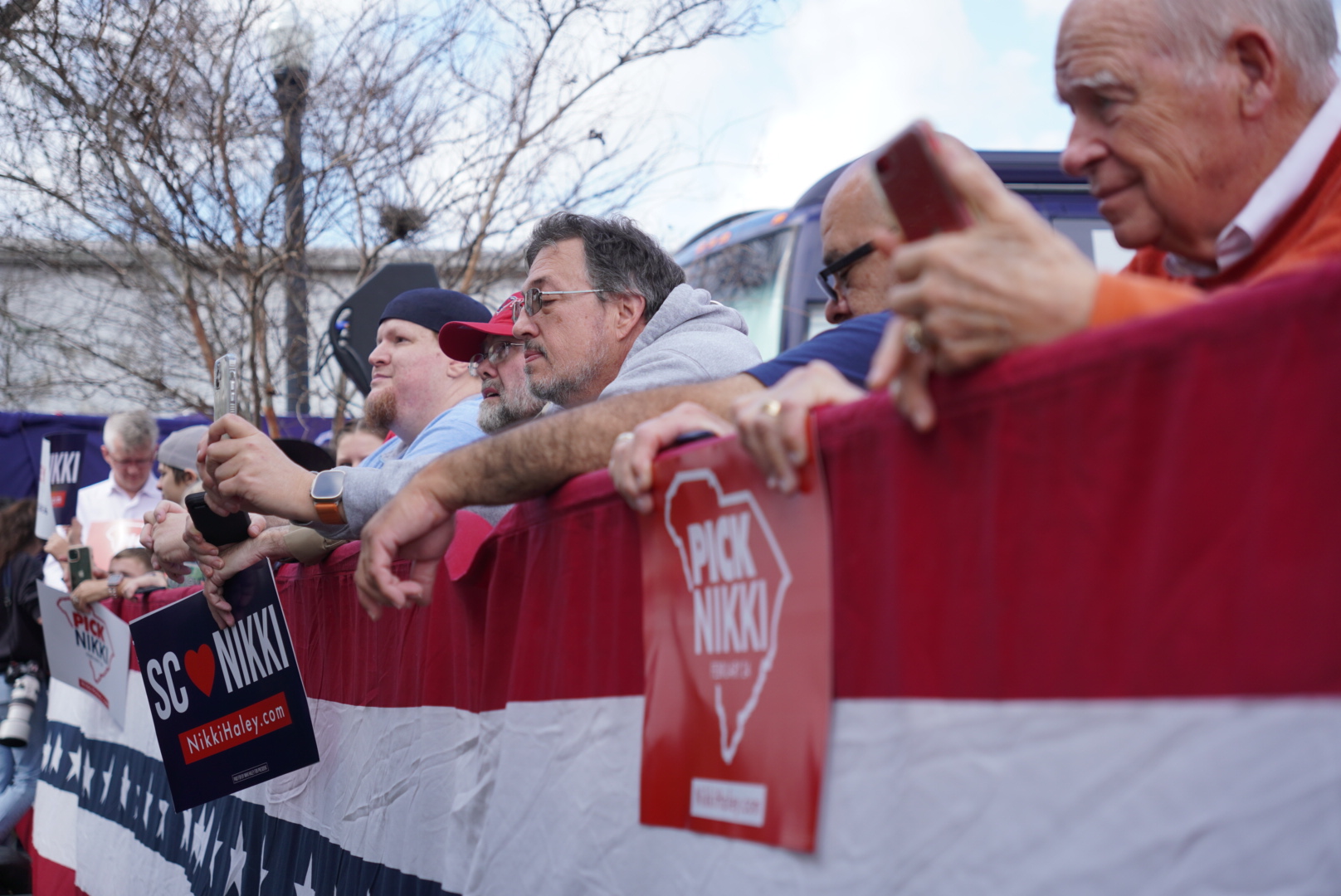 Những người ủng hộ bà Nikki Haley đang chờ đợi sự xuất hiện của bà tại một cuộc vận động tranh cử ở Moncks Corner, South Carolina, hôm 23/02/2024. (Ảnh: Ivan Pentchoukov/Epoch Times)