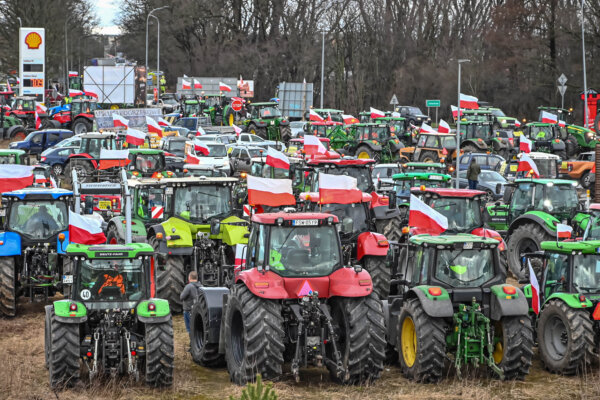 Nông dân biểu tình bằng máy kéo ở gần Sulechow, Ba Lan, hôm 20/02/2024. (Ảnh: Wladyslaw Czulak/Agencja Wyborcza.pl qua Reuters)