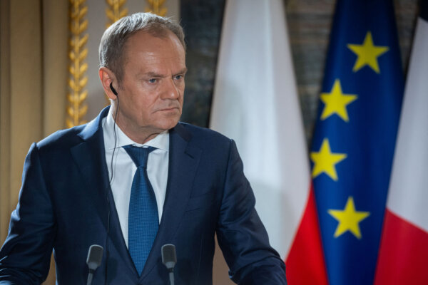 Thủ tướng Ba Lan Donald Tusk tham dự một tuyên bố chung trước giới truyền thông với Tổng thống Pháp Macron (không có trong ảnh) trong khuôn khổ cuộc gặp giữa họ tại Cung điện Elysee, Paris, Pháp, hôm 12/02/2024. (Ảnh: Christophe Petit Tesson/Pool qua Reuters)