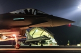 Một phi cơ Typhoon của Không quân Hoàng gia chuẩn bị cất cánh cùng với những phi cơ khác để tiến hành các cuộc tấn công tiếp theo nhắm vào các mục tiêu của Houthi ở Yemen hôm 24/02/2024. (Ảnh: Hạ sĩ Tim Laurence/RAF/Bộ Quốc phòng Vương quốc Anh qua AP)