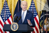 Tổng thống Hoa Kỳ Joe Biden nói trước một nhóm thống đốc thuộc lưỡng đảng tại Phòng Đông của Tòa Bạch Ốc ở Thủ đô Hoa Thịnh Đốn, trong Cuộc họp mùa Đông của Hiệp hội các Thống đốc Quốc gia, hôm 23/02/2024. (Ảnh: Saul Loeb/AFP qua Getty Images)