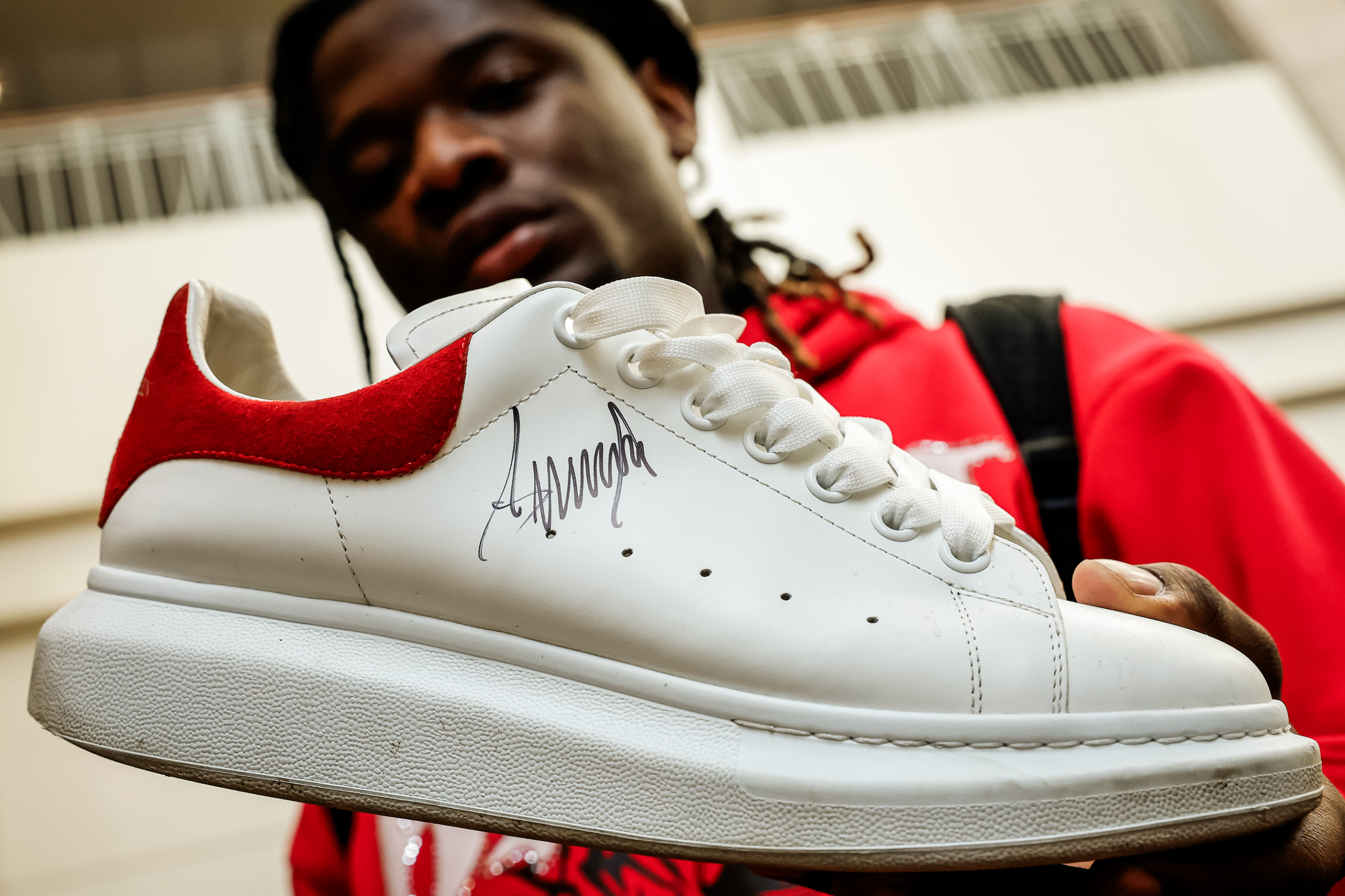 Ông Omar Fofana ở Reading, Pennsylvania, cầm đôi giày thể thao có chữ ký của cựu TT Donald Trump tại SneakerCon ở Philadelphia, vào ngày 17/02/2024. (Ảnh: Chip Somodevilla/Getty Images)