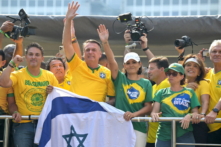 Cựu Tổng thống Brazil, ông Jair Bolsonaro, (ở giữa), đứng bên cạnh vợ ông, bà Michelle Bolsonaro, chào đón những người ủng hộ ông trong một cuộc biểu tình ở Sao Paulo, Brazil, hôm 25/02/2024. (Ảnh: Nelson Almeida/AFP qua Getty Images)