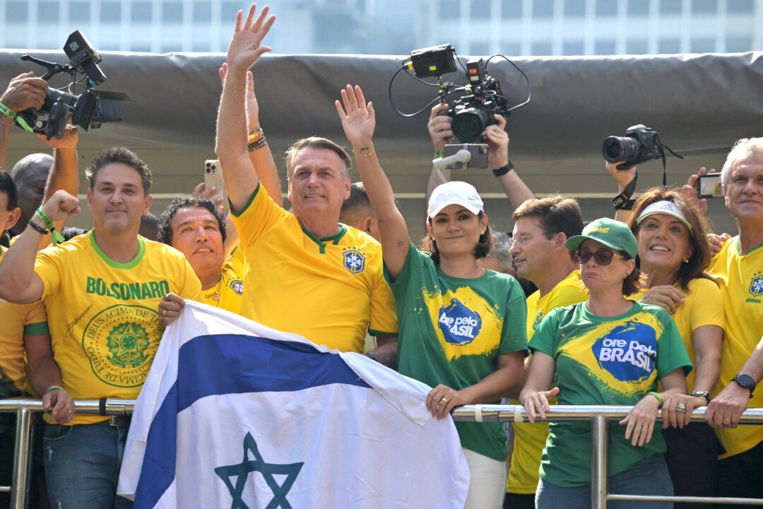 Cựu Tổng thống Brazil, ông Jair Bolsonaro, (ở giữa), đứng bên cạnh vợ ông, bà Michelle Bolsonaro, chào đón những người ủng hộ ông trong một cuộc biểu tình ở Sao Paulo, Brazil, hôm 25/02/2024. (Ảnh: Nelson Almeida/AFP qua Getty Images)