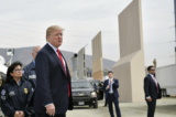 Tổng thống Donald Trump thị sát các nguyên mẫu bức tường biên giới ở San Diego vào ngày 13/03/2018. (Ảnh: Mandel Ngân/AFP/Getty Images)