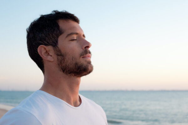 Cơ thể của bạn vốn sinh ra là thở bằng mũi. Có rất nhiều lợi ích cho những người thực hiện và hậu quả cho những người không làm theo như vậy. (Ảnh: TheZAStudio/Shutterstock)