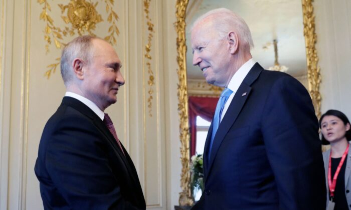 Tổng thống Nga Vladimir Putin bắt tay Tổng thống Joe Biden trong một cuộc họp ở Geneva, Thụy Sĩ, vào ngày 16/06/2021. (Ảnh: Mikhail Metzel/Sputnik/AFP qua Getty Images)