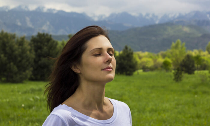 Bài tập thở đơn giản giúp xoa dịu bộ não, giảm căng thẳng và chữa lành lo âu