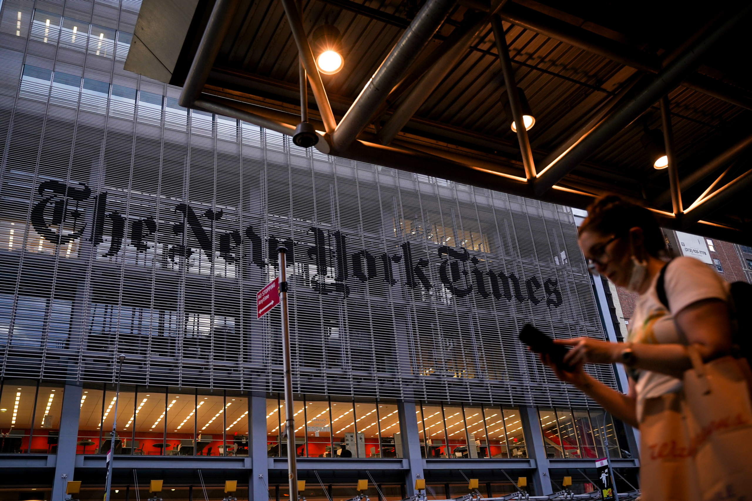 Một người phụ nữ đi ngang qua tòa nhà của New York Times tại thành phố New York vào ngày 31/08/2021. (Ảnh: Samira Bouaou/The Epoch Times)
