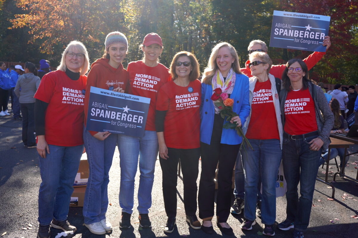 Dân biểu Abigail Spanberger (Dân Chủ-Virginia) (thứ 3 từ phải sang) cùng những người ủng hộ từ Moms Demand Action, một nhóm vận động kiểm soát súng cấp cơ sở, ở Woodbridge, Virginia, ngày 22/10/2022. (Ảnh: Terri Wu/The Epoch Times)