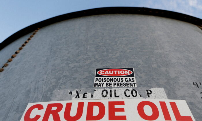 Nhãn dán ghi chữ “dầu thô” trên thành một bể chứa ở lưu vực Permian tại Mentone, Loving County, Texas, Hoa Kỳ, ngày 22/11/2019. (Ảnh: Angus Mordant/Reuters)