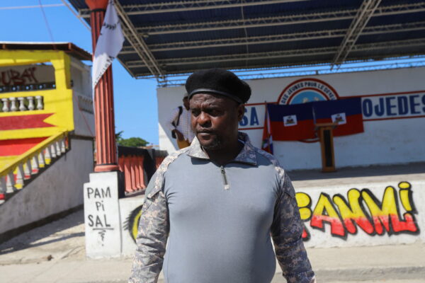 Ông Jimmy “Barbecue” Cherizier, thủ lĩnh liên minh các băng nhóm “G9” ở khu vực đô thị Port-au-Prince, Haiti, đứng nhìn sau khi nói với các thành viên giới truyền thông vào ngày 26/10/2021. (Ảnh: Ralph Tedy Erol/Reuters)