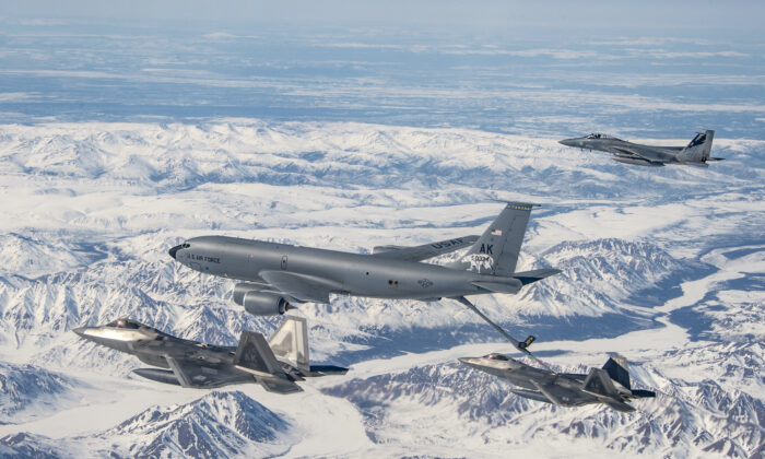 Một phi cơ KC-135 Stratotanker thuộc Không đoàn Tiếp liệu số 168 đang tiếp nhiên liệu cho các phi cơ F-22 Raptor thuộc Không đoàn số 3 trên không trung phía trên Khu Căn cứ Liên hợp Dãy Alaska Thái Bình Dương (JPARC), bên cạnh là phi cơ F-15 Eagle thuộc Không đoàn Tiêm kích cơ số 144, vào ngày 18/04/2022. (Ảnh: Lực lượng Không quân Vệ binh Quốc gia/Thượng sĩ Charles Vaughn)