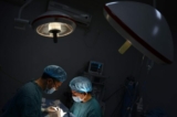 Hai bác sĩ thực hiện một ca phẫu thuật ở Trùng Khánh, Trung Quốc, vào ngày 09/08/2013. (Ảnh: Peter Parks/AFP/Getty Images)
