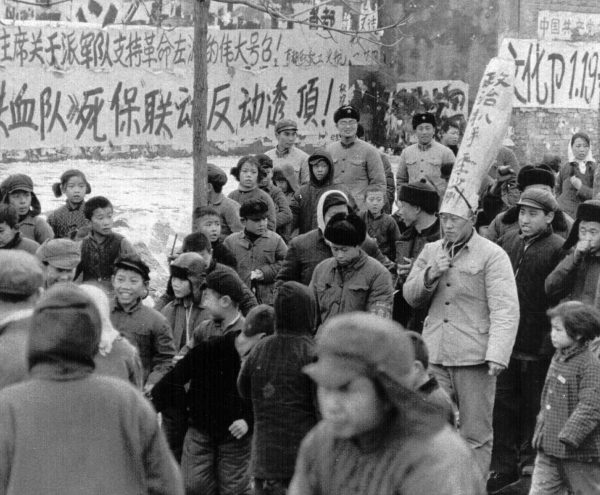Một quan chức Trung Quốc bị Hồng Vệ Binh áp tải đi diễu phố trên đường phố Bắc Kinh vào ngày 25/01/1967. Dòng chữ trên mũ của ông cáo buộc ông là một ‘kẻ móc túi chính trị.’ Dưới thời cai trị của Mao Trạch Đông (1949–1977), nhiều công dân và quan chức Trung Quốc bị cáo buộc là tội nhân chính trị, và bị gán mác là “kẻ thù giai cấp” và “phần tử phản cách mạng.” (Ảnh: AP Photo)