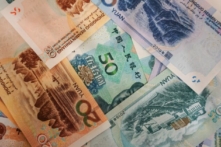 Các tờ tiền nhân dân tệ của Trung Quốc nằm trên bàn tại quầy ngân hàng ở Hàng Châu, Trung Quốc, hôm 30/08/2019. (Ảnh: STR/AFP qua Getty Images)