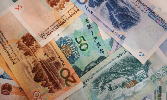 Các tờ tiền nhân dân tệ của Trung Quốc nằm trên bàn tại quầy ngân hàng ở Hàng Châu, Trung Quốc, hôm 30/08/2019. (Ảnh: STR/AFP qua Getty Images)