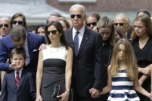 Vào ngày 06/06/2015, ông Hunter Biden (trái) hôn cháu trai Hunter, con trai của ông Beau Biden, khi họ đứng cùng góa phụ của ông Beau là ba Hallie (thứ ba bên trái), Phó Tổng thống đương thời Joe Biden và con gái của ông Beau là Natalie trước đám tang của ông, tại St. Anthony của Nhà thờ Công Giáo La Mã Padua ở Wilmington, Delaware. (Ảnh: AP Photo/Patrick Semansky)