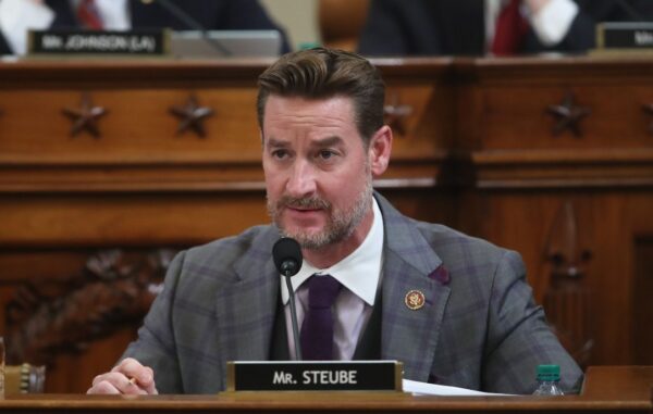 Dân biểu Greg Steube (Cộng Hòa-Florida) tham gia phiên điều trần của Ủy ban Tư pháp Hạ viện như một phần của cuộc điều tra đàn hặc cựu Tổng thống Donald Trump tại Tòa nhà Quốc hội Hoa Kỳ ở Hoa Thịnh Đốn hôm 09/12/2019. (Ảnh: Jonathan Ernst/Pool/AFP qua Getty Images)