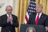 Tổng thống Donald Trump và Thủ tướng Israel Benjamin Netanyahu tham gia tuyên bố chung tại Phòng phía Đông của Tòa Bạch Ốc vào ngày 28/01/2020. (Ảnh: Sarah Silbiger/Getty Images)