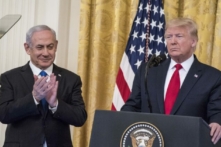 Tổng thống Donald Trump và Thủ tướng Israel Benjamin Netanyahu tham gia tuyên bố chung tại Phòng phía Đông của Tòa Bạch Ốc vào ngày 28/01/2020. (Ảnh: Sarah Silbiger/Getty Images)